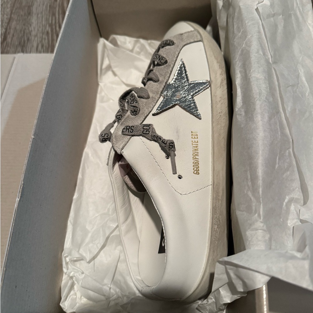 New in box with dust bag Golden Goose Super Stars. Comes with original receipt.